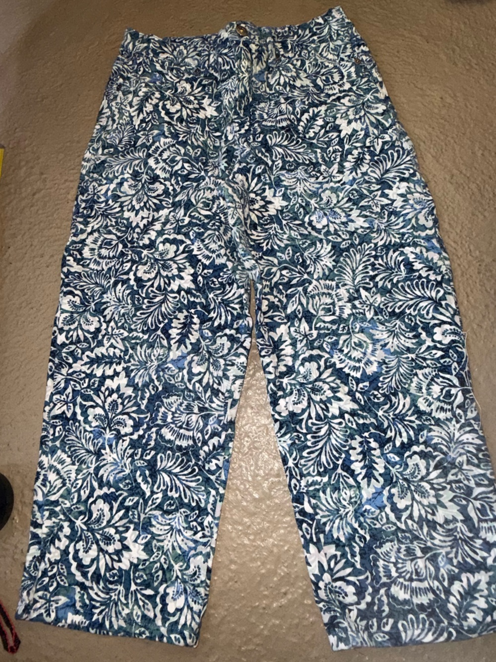 Gloria Vanderbilt Navy and White Floral Capris